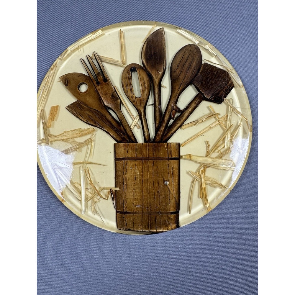 Vintage Resin Trivet Wall Plaque Wooden Kitchen Utensils Straw Inlay 7" Round
